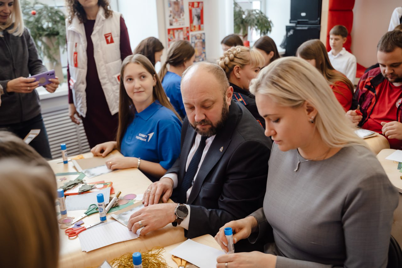 В Курске в Центре Первых дали старт традиционной ежегодной акции «Ёлка желаний» В Курске в Центре Первых дали старт традиционной ежегодной акции «Ёлка желаний»