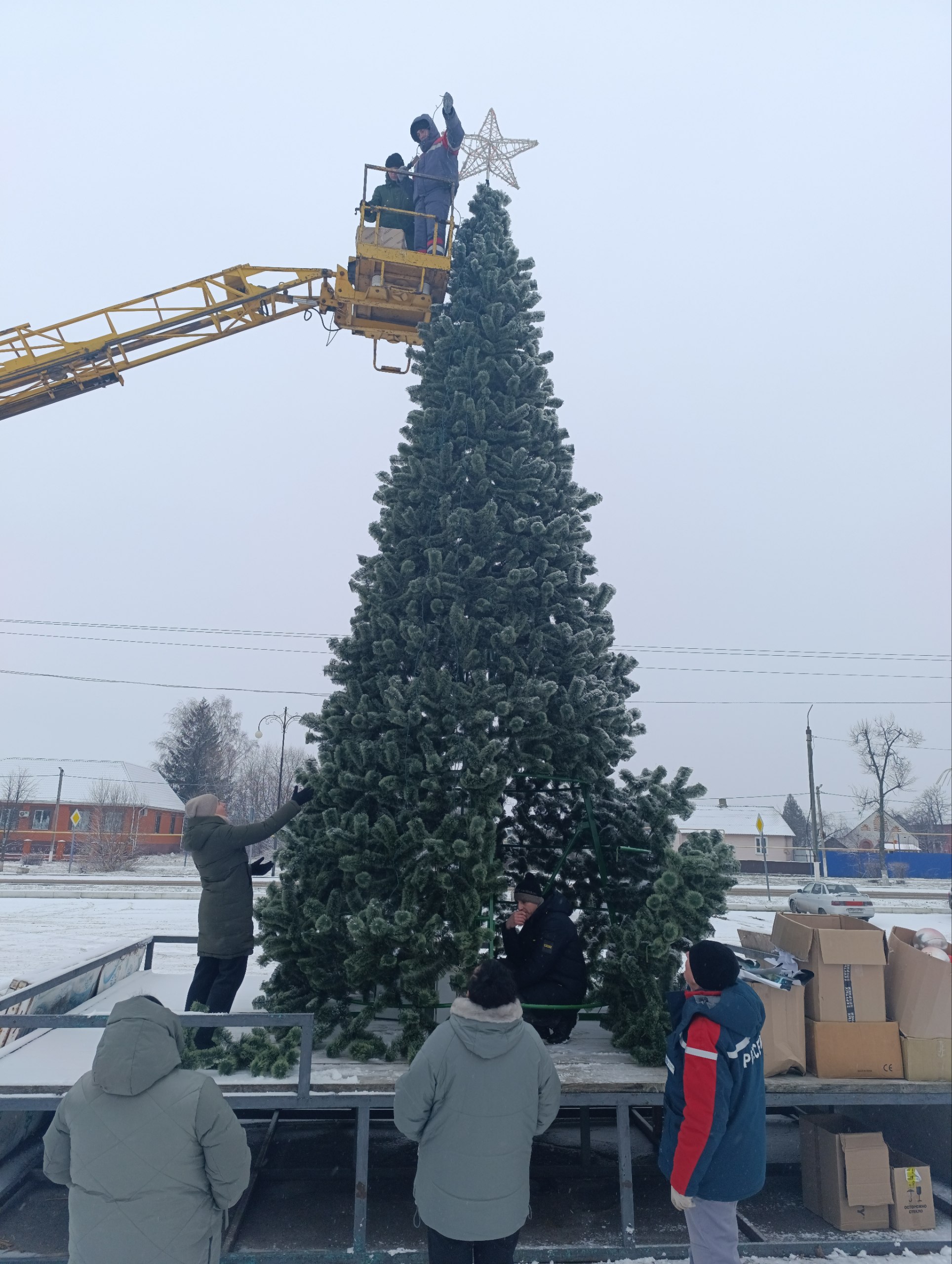 Андрей Амерев: На центральной площади поселка полным ходом идет установка и украшение новогодней елки