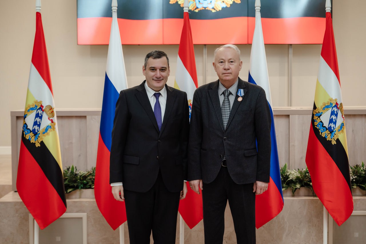 Губернатор Курской области Александр Хинштейн вручил региональные и ведомственные награды представителям органов власти, местного самоуправления, руководителям предприятий, депутатам, работникам социальной сферы, активным... Губернатор Курской области Александр Хинштейн вручил региональные и ведомственные награды представителям органов власти, местного самоуправления, руководителям предприятий, депутатам, работникам социальной сферы, активным...