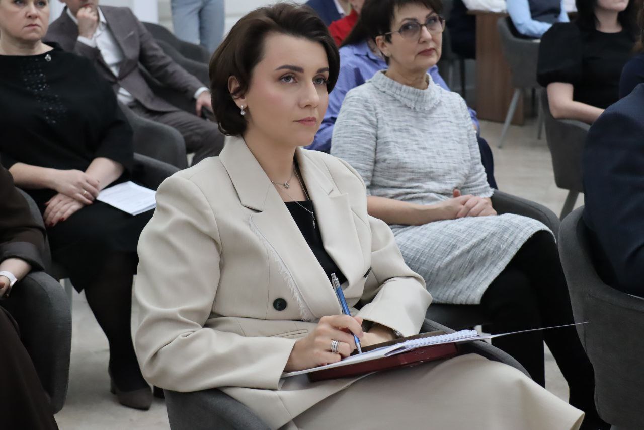 В Доме Советов с участием первого заместителя губернатора – председателя Правительства Курской области Александра Чепика состоялось совещание по вопросу реализации проекта «Эффективный регион» в Курской области В Доме Советов с участием первого заместителя губернатора – председателя Правительства Курской области Александра Чепика состоялось совещание по вопросу реализации проекта «Эффективный регион» в Курской области