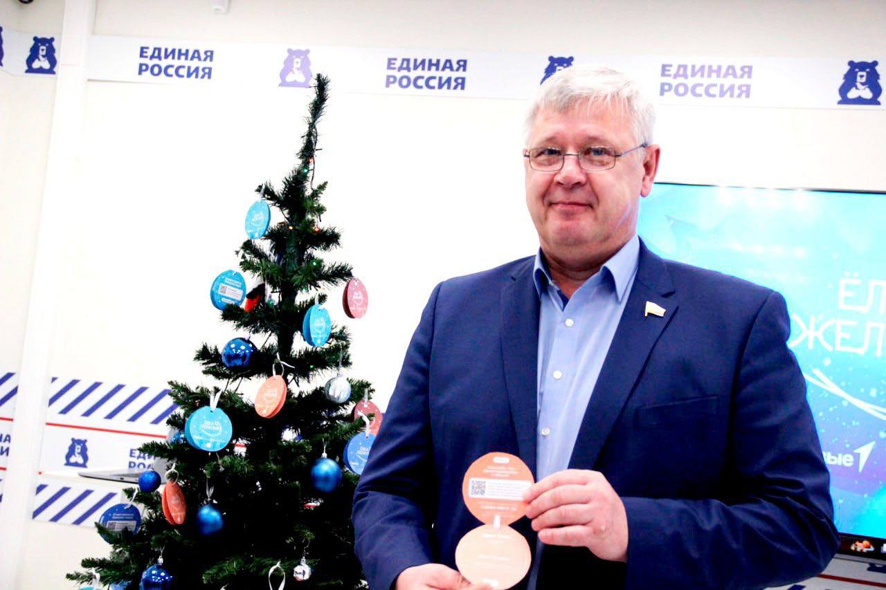 Время чудес наступает сейчас: партийцы присоединились к акции «Ёлка желаний»