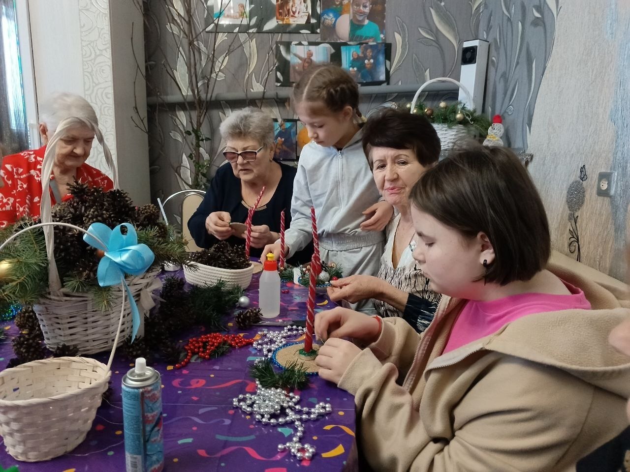 В преддверии Нового года в Щигровском центре соцпомощи семье и детям «Импульс» в формате «Бабушки и внуки» прошла встреча воспитанниц и участниц проекта «Курское долголетие» В преддверии Нового года в Щигровском центре соцпомощи семье и детям «Импульс» в формате «Бабушки и внуки» прошла встреча воспитанниц и участниц проекта «Курское долголетие»