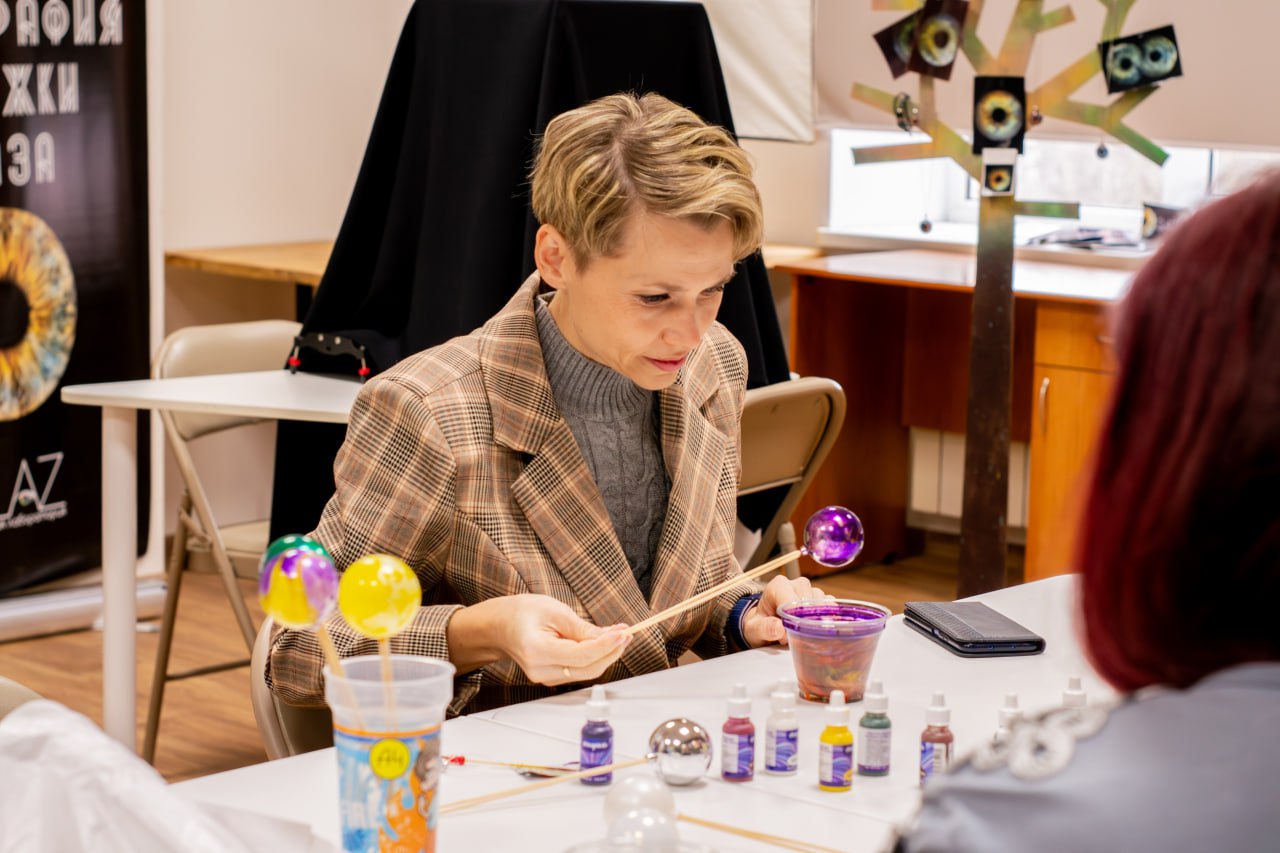 В креативном пространстве "Веранда" прошел зимний мастер-класс по технике эбру - искусству рисования на воде