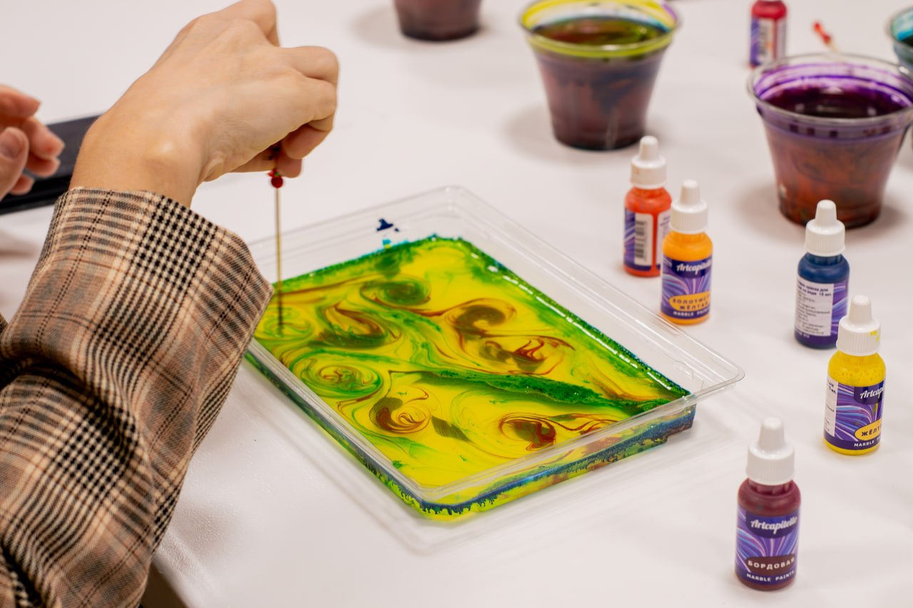 В креативном пространстве "Веранда" прошел зимний мастер-класс по технике эбру - искусству рисования на воде В креативном пространстве "Веранда" прошел зимний мастер-класс по технике эбру - искусству рисования на воде