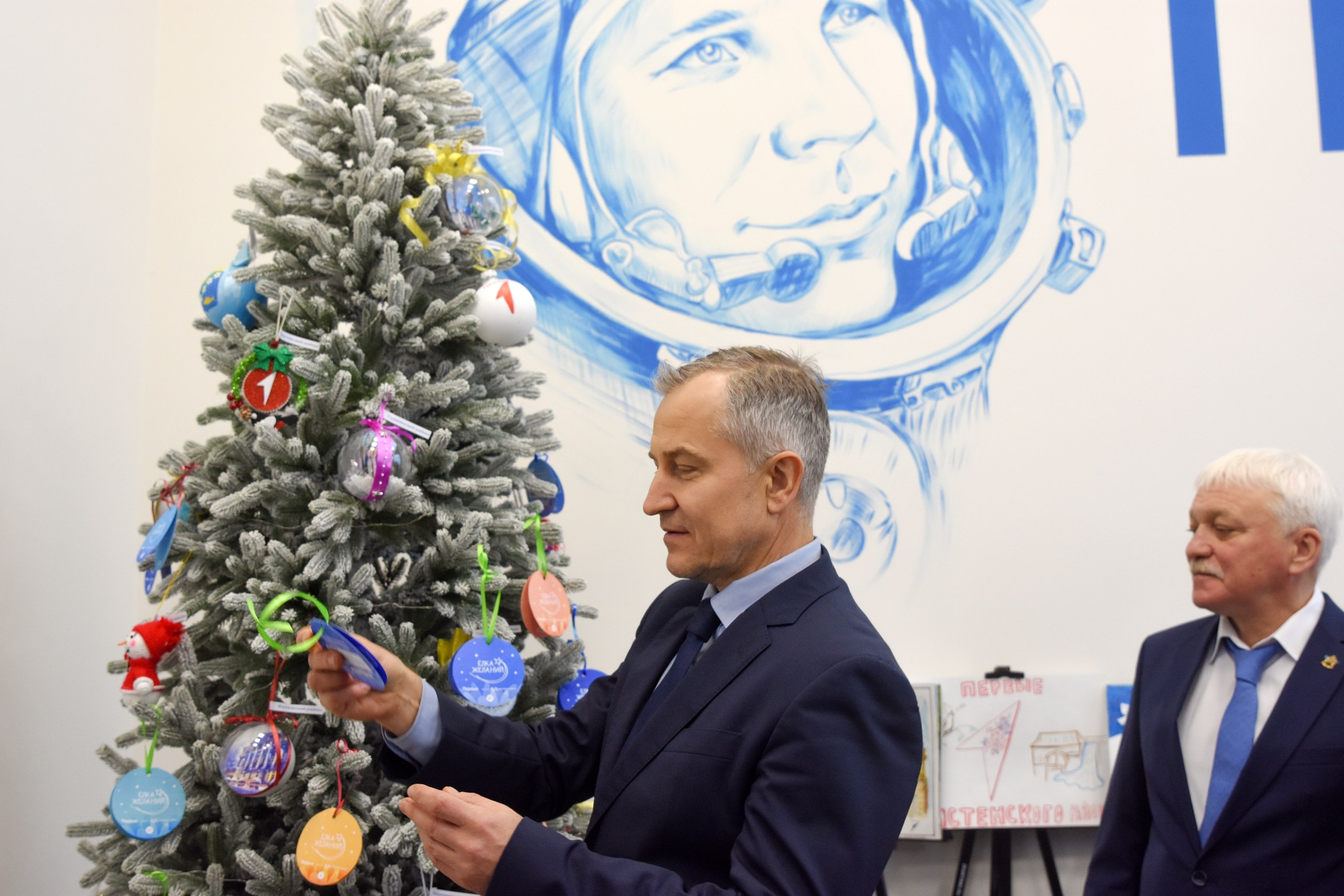 В Курской области продолжается Всероссийская акция «Ёлка желаний», старт которой в понедельник дал губернатор Александр Хинштейн В Курской области продолжается Всероссийская акция «Ёлка желаний», старт которой в понедельник дал губернатор Александр Хинштейн