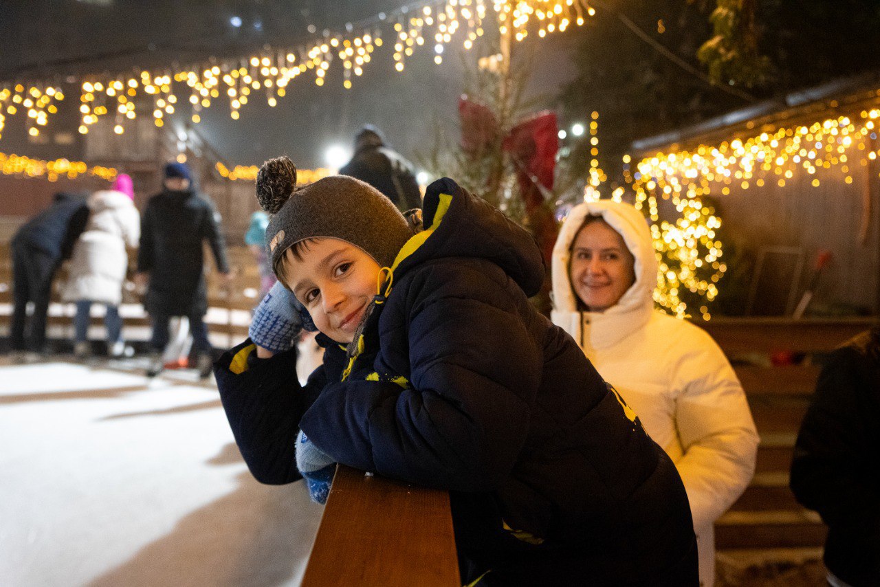 Хорошая новость для любителей зимних развлечений! Несколько образовательных учреждений решили залить катки на своей территории