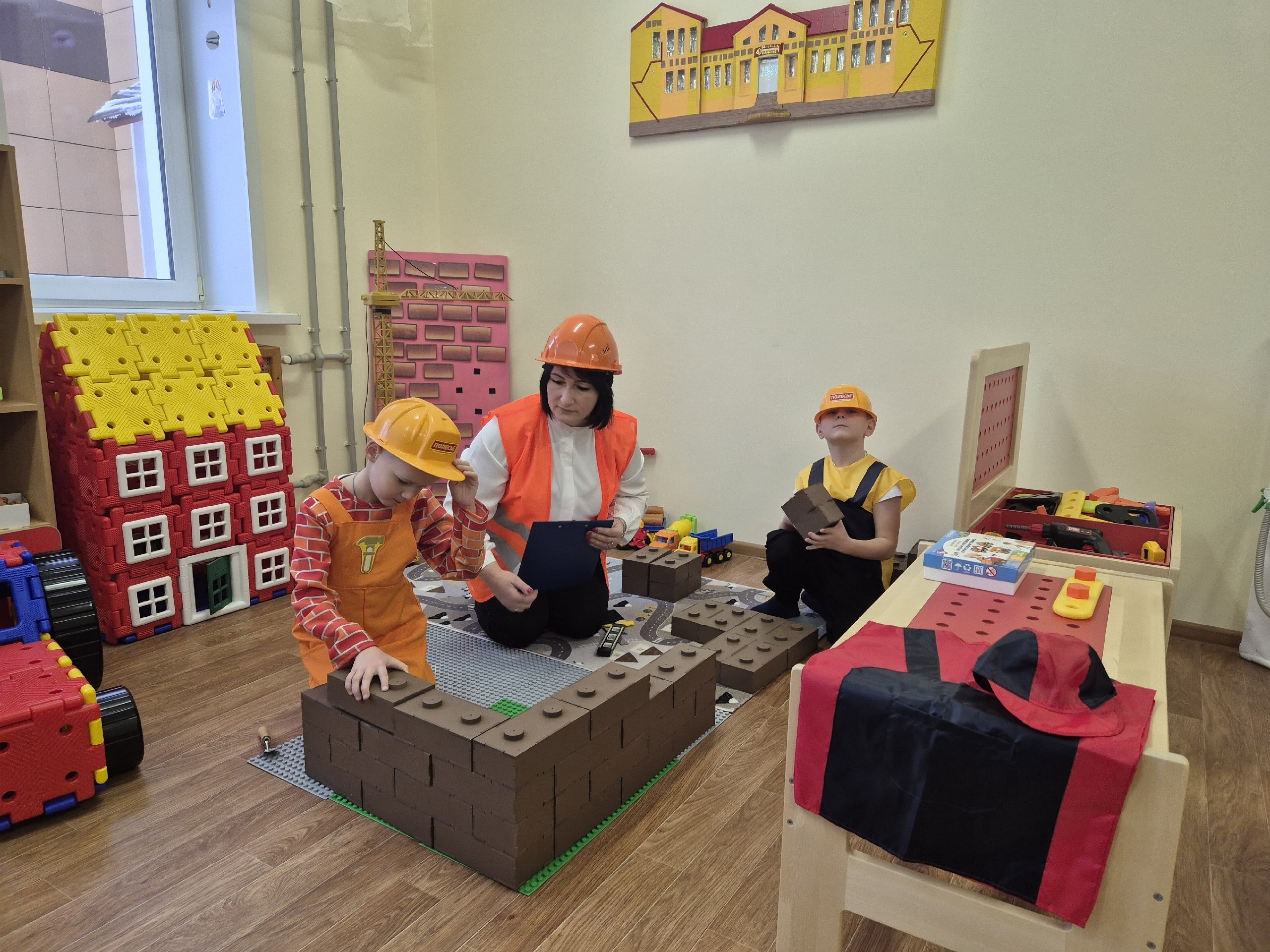 Поздравляем коллектив МКДОУ «Детский сад г. Фатежа «Золотой ключик» Фатежского района Курской области с успешным открытием Центра ранней профориентации Профиград! Всего в Курской области открыто девять таких центров на базе... Поздравляем коллектив МКДОУ «Детский сад г. Фатежа «Золотой ключик» Фатежского района Курской области с успешным открытием Центра ранней профориентации Профиград! Всего в Курской области открыто девять таких центров на базе...