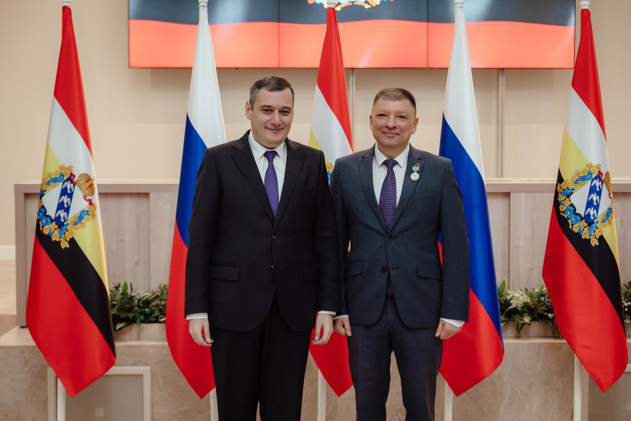 Губернатор Курской области Александр Хинштейн вручил региональные и ведомственные награды представителям органов власти, местного самоуправления, руководителям предприятий, депутатам, работникам социальной сферы, активным... Губернатор Курской области Александр Хинштейн вручил региональные и ведомственные награды представителям органов власти, местного самоуправления, руководителям предприятий, депутатам, работникам социальной сферы, активным...