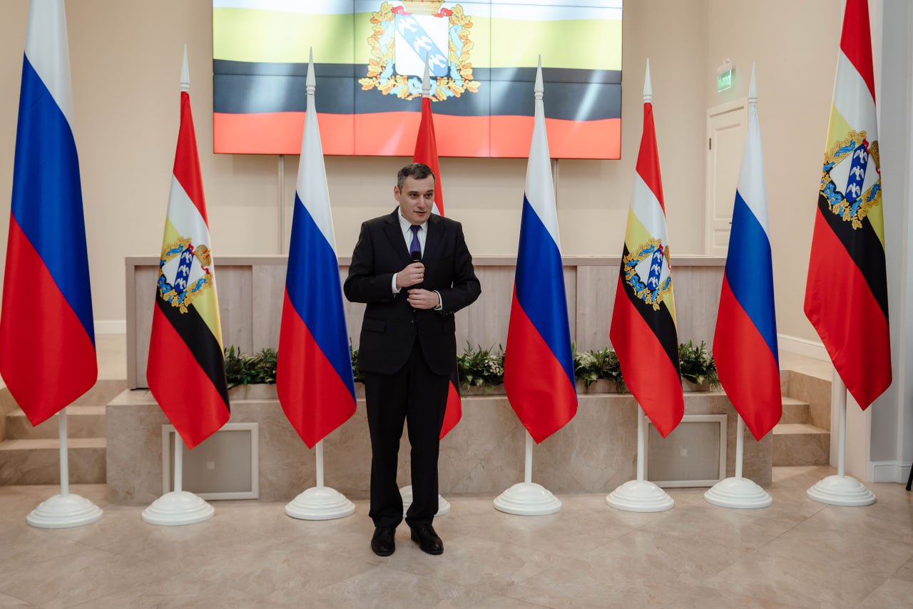 Губернатор Курской области Александр Хинштейн вручил региональные и ведомственные награды представителям органов власти, местного самоуправления, руководителям предприятий, депутатам, работникам социальной сферы, активным...