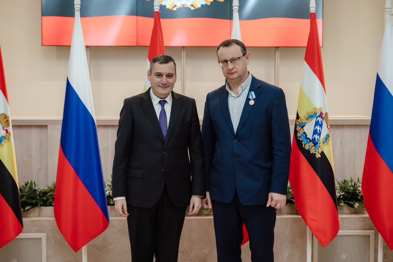 Губернатор Курской области Александр Хинштейн вручил региональные и ведомственные награды представителям органов власти, местного самоуправления, руководителям предприятий, депутатам, работникам социальной сферы, активным... Губернатор Курской области Александр Хинштейн вручил региональные и ведомственные награды представителям органов власти, местного самоуправления, руководителям предприятий, депутатам, работникам социальной сферы, активным...