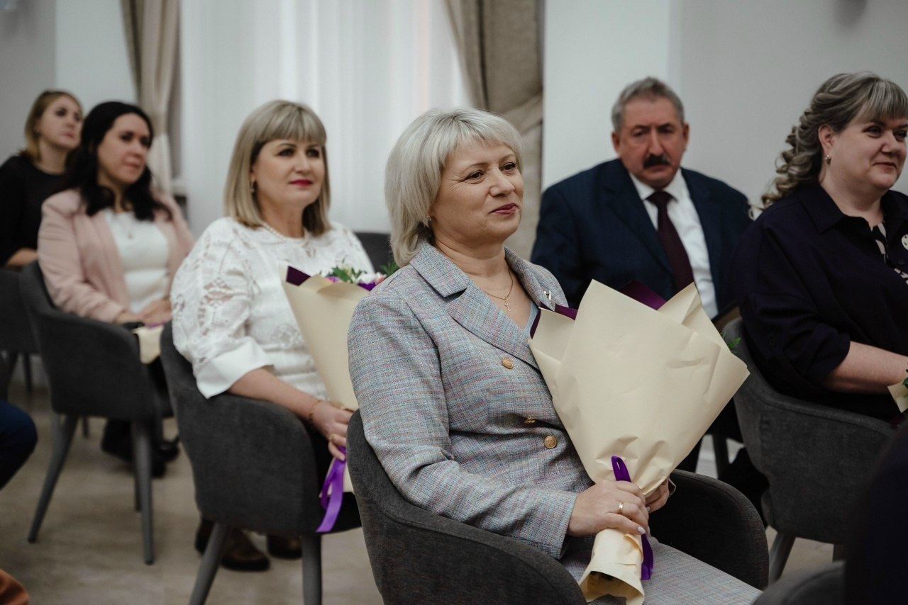 ЗАСЛУЖЕННЫЙ УЧИТЕЛЬ. Поздравляем Холодову Ираиду Николаевну с заслуженной наградой ЗАСЛУЖЕННЫЙ УЧИТЕЛЬ. Поздравляем Холодову Ираиду Николаевну с заслуженной наградой