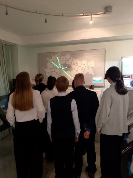 17 декабря ученики 7 "А" школы №4 класса совершили экскурсию в Управление коммуникаций Курской атомной электростанции 17 декабря ученики 7 "А" школы №4 класса совершили экскурсию в Управление коммуникаций Курской атомной электростанции