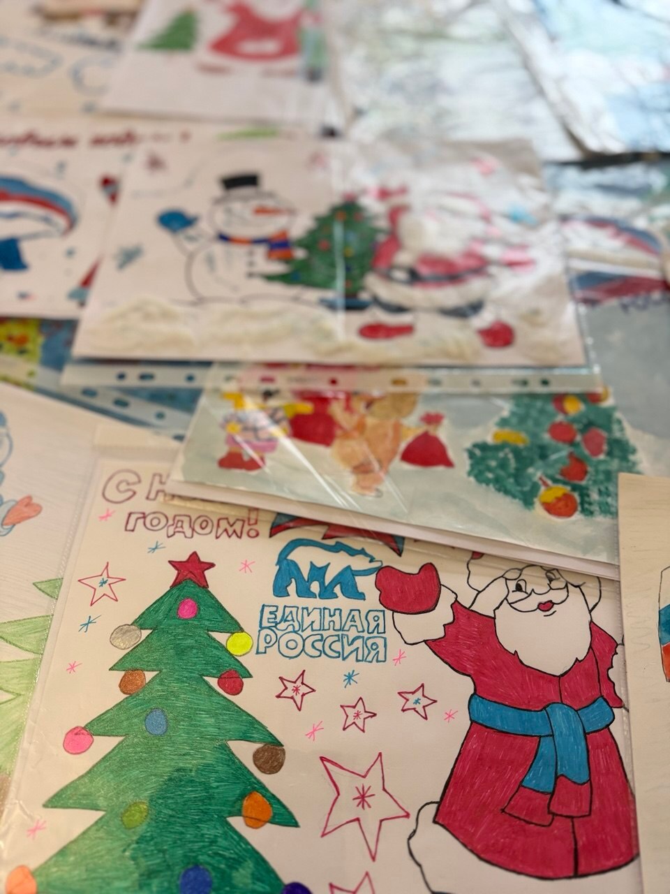 По всей России начинают потихоньку готовиться к Новому году – уже начали монтировать праздничную подсветку, украшать улицы и наряжать елки По всей России начинают потихоньку готовиться к Новому году – уже начали монтировать праздничную подсветку, украшать улицы и наряжать елки