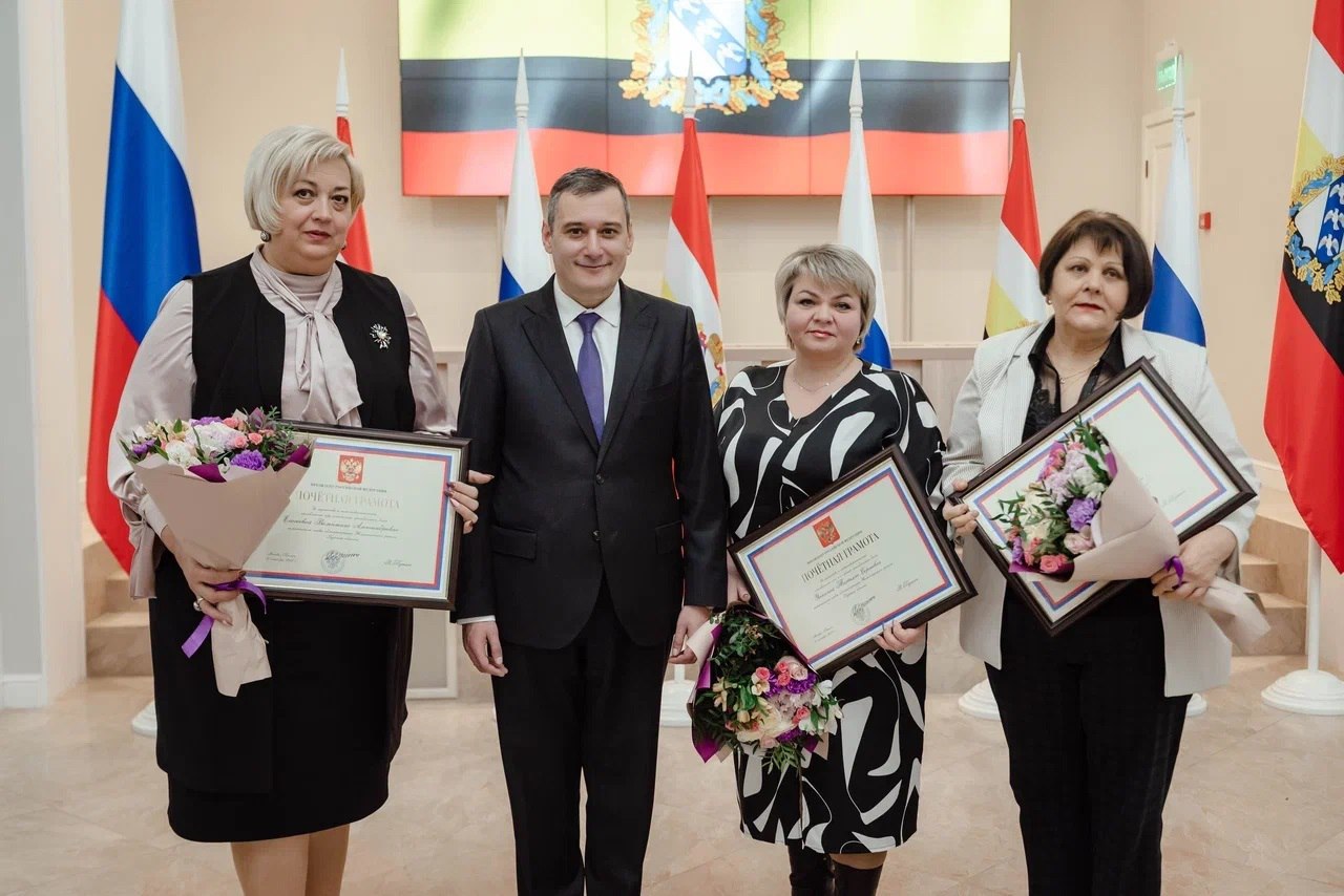 16 декабря 2025 года в парадном зале администрации Курской области по поручению Президента России Губернатор Курской области Александр Хинштейн вручил государственные награды, в том числе и боевые, тем, кто по зову сердца... 16 декабря 2025 года в парадном зале администрации Курской области по поручению Президента России Губернатор Курской области Александр Хинштейн вручил государственные награды, в том числе и боевые, тем, кто по зову сердца...