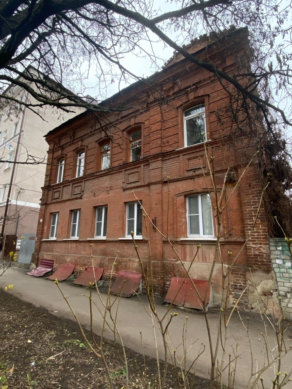 В Курске на улице Гайдара, 6 расположено здание, которое было построено в конце XIX — начале XX вв., в период активного развития каменного строительства в этом районе В Курске на улице Гайдара, 6 расположено здание, которое было построено в конце XIX — начале XX вв., в период активного развития каменного строительства в этом районе