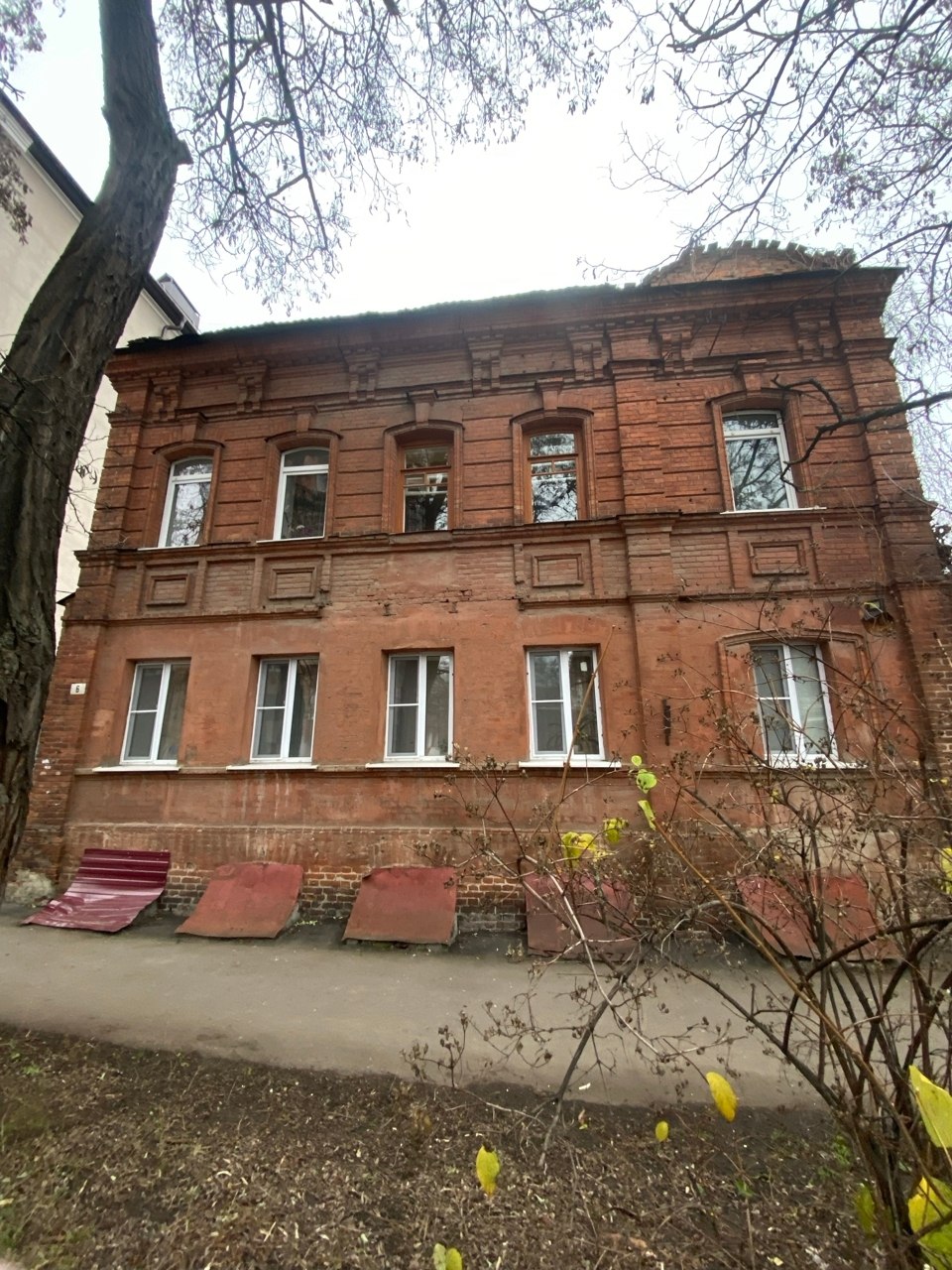 В Курске на улице Гайдара, 6 расположено здание, которое было построено в конце XIX — начале XX вв., в период активного развития каменного строительства в этом районе В Курске на улице Гайдара, 6 расположено здание, которое было построено в конце XIX — начале XX вв., в период активного развития каменного строительства в этом районе