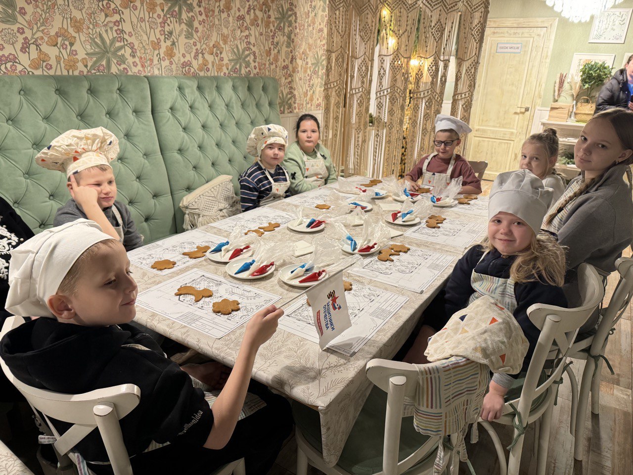 Рассказываем о результатах предпраздничного мастер-класса для детей участников и ветеранов СВО по украшению новогодних пряников в кафе "Моркоффь" Рассказываем о результатах предпраздничного мастер-класса для детей участников и ветеранов СВО по украшению новогодних пряников в кафе "Моркоффь"