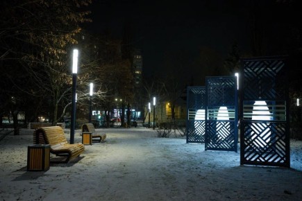 В Курске на Интернациональной установили светящиеся качели