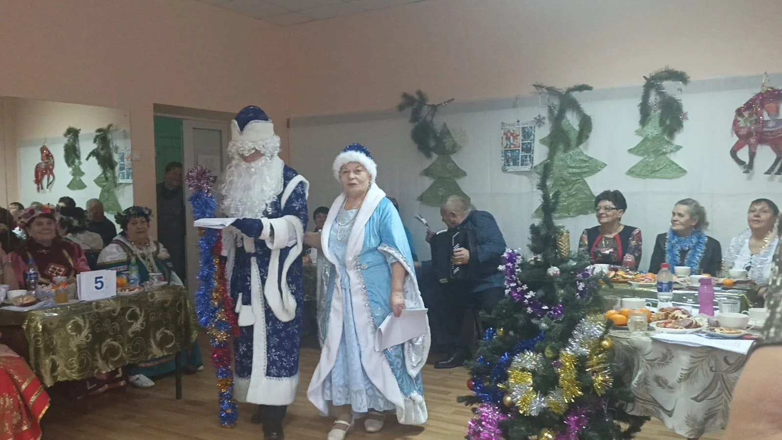 Театральное кафе "Дежавю" районного дома народного творчества вчера погрузилось в атмосферу сказки и новогоднего настроения, благодаря театрализованного спектакля "Хочешь - не хочешь"