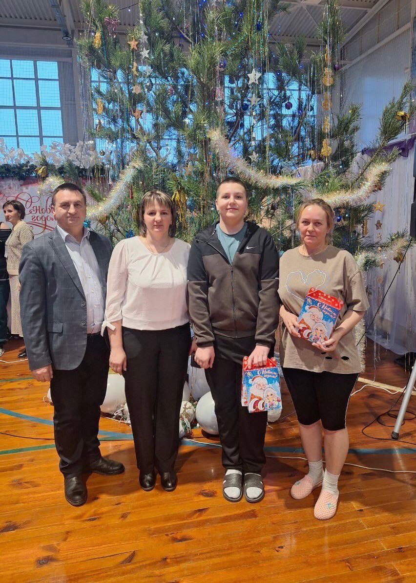 В преддверии новогодних и Рождественских праздников первый заместитель главы Льговского района Павел Вертиков и директор МБОУ «Малеевской ООШ» Светлана Литвинова навестили Шубину Елену Николаевну и Анипреева Сергея в ПВР г....
