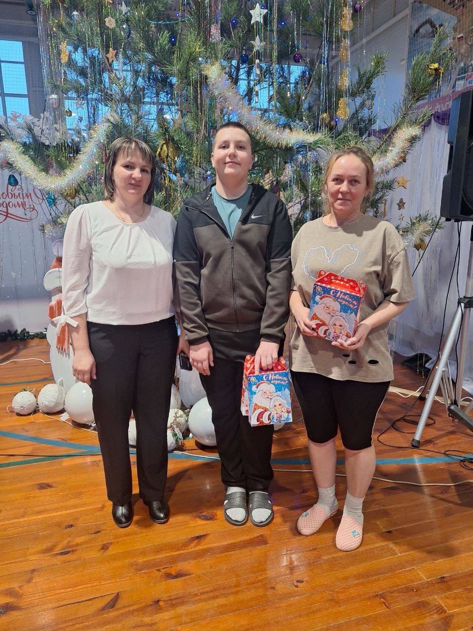 В преддверии новогодних и Рождественских праздников первый заместитель главы Льговского района Павел Вертиков и директор МБОУ «Малеевской ООШ» Светлана Литвинова навестили Шубину Елену Николаевну и Анипреева Сергея в ПВР г.... В преддверии новогодних и Рождественских праздников первый заместитель главы Льговского района Павел Вертиков и директор МБОУ «Малеевской ООШ» Светлана Литвинова навестили Шубину Елену Николаевну и Анипреева Сергея в ПВР г....