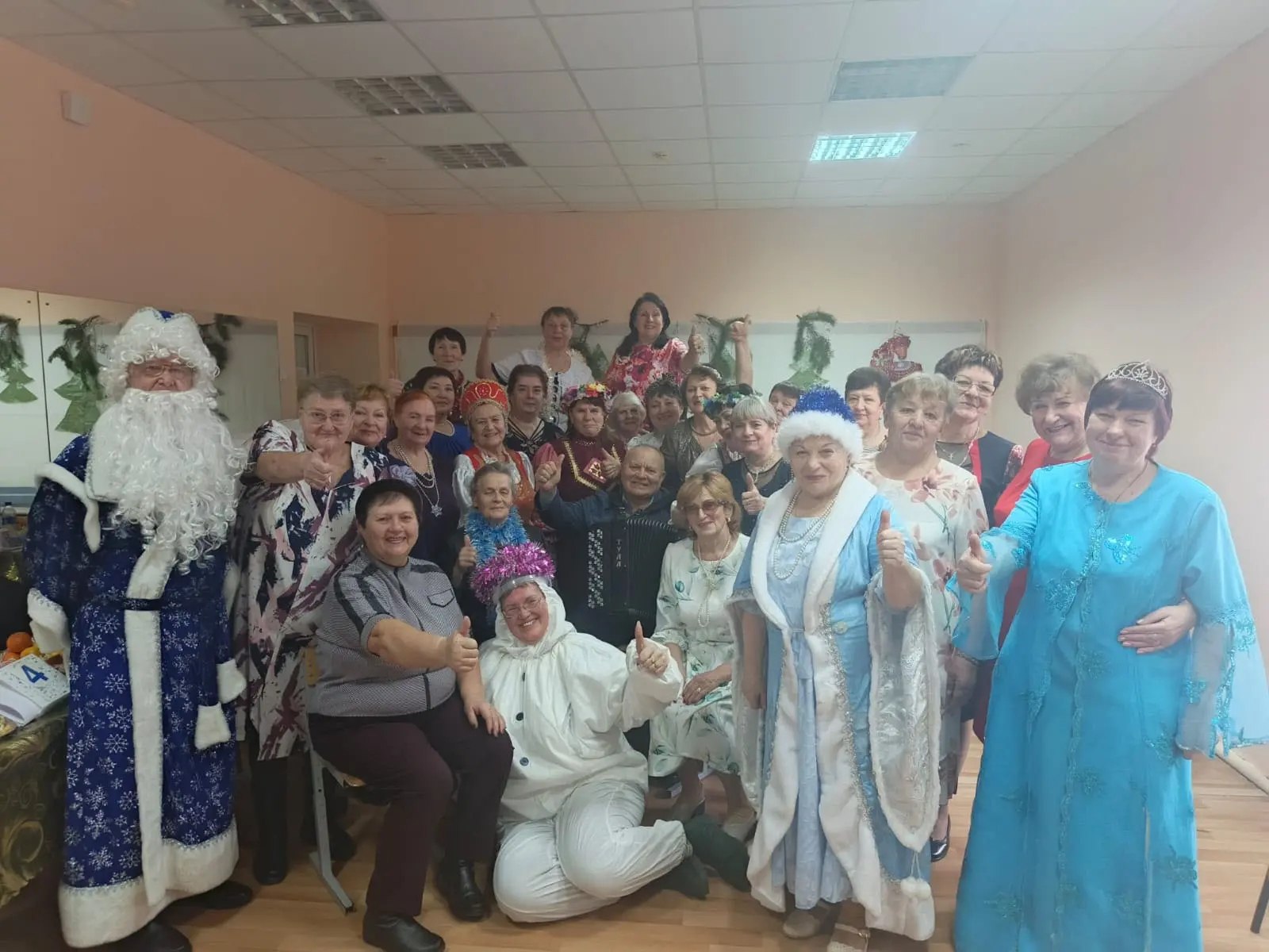 Театральное кафе "Дежавю" районного дома народного творчества вчера погрузилось в атмосферу сказки и новогоднего настроения, благодаря театрализованного спектакля "Хочешь - не хочешь" Театральное кафе "Дежавю" районного дома народного творчества вчера погрузилось в атмосферу сказки и новогоднего настроения, благодаря театрализованного спектакля "Хочешь - не хочешь"