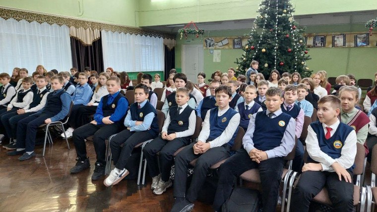 17 декабря сводная группа разминирования (РВСН) провела важное обучение для обучающихся средней параллели школы №5. Ребятам рассказали, как нужно вести себя на улице, особенно вблизи незнакомых предметов, чтобы не подвергать... 17 декабря сводная группа разминирования (РВСН) провела важное обучение для обучающихся средней параллели школы №5. Ребятам рассказали, как нужно вести себя на улице, особенно вблизи незнакомых предметов, чтобы не подвергать...