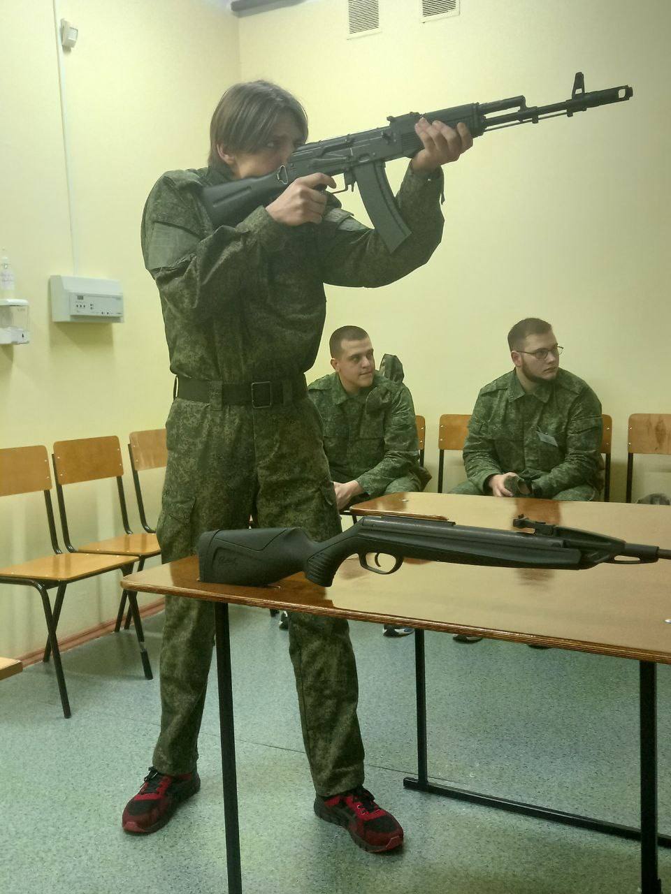 Молодёжь ЛДПР — в строю!. Активист Курского регионального отделения ЛДПР, член молодёжной организации партии Антон Кипреев успешно прошёл военные сборы на базе учебно-методического центра «Авангард» в Железногорском районе Молодёжь ЛДПР — в строю!. Активист Курского регионального отделения ЛДПР, член молодёжной организации партии Антон Кипреев успешно прошёл военные сборы на базе учебно-методического центра «Авангард» в Железногорском районе