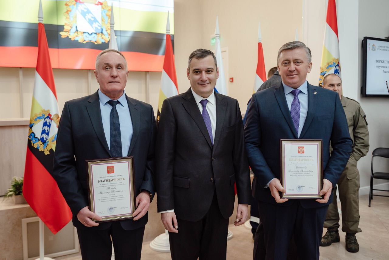 За мужество и самоотверженность, проявленные при исполнении гражданского долга Благодарностью Президента Российской Федерации отмечены: За мужество и самоотверженность, проявленные при исполнении гражданского долга Благодарностью Президента Российской Федерации отмечены: