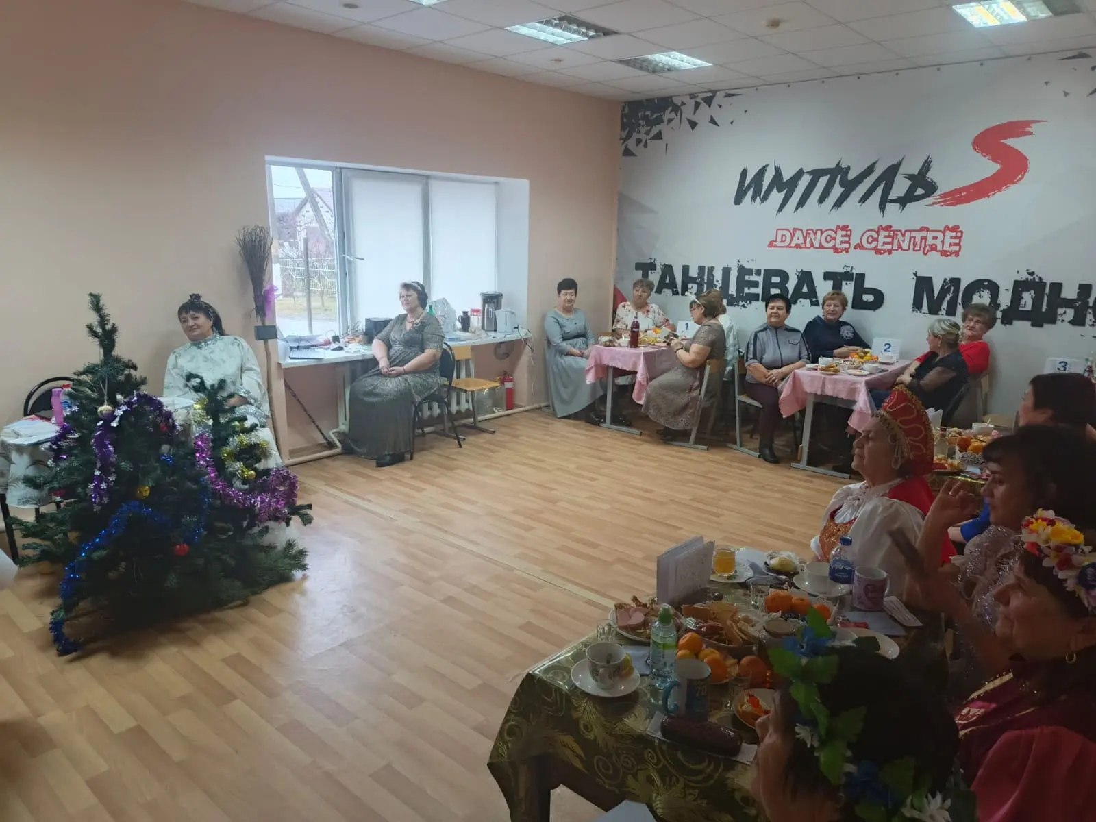 Театральное кафе "Дежавю" районного дома народного творчества вчера погрузилось в атмосферу сказки и новогоднего настроения, благодаря театрализованного спектакля "Хочешь - не хочешь" Театральное кафе "Дежавю" районного дома народного творчества вчера погрузилось в атмосферу сказки и новогоднего настроения, благодаря театрализованного спектакля "Хочешь - не хочешь"