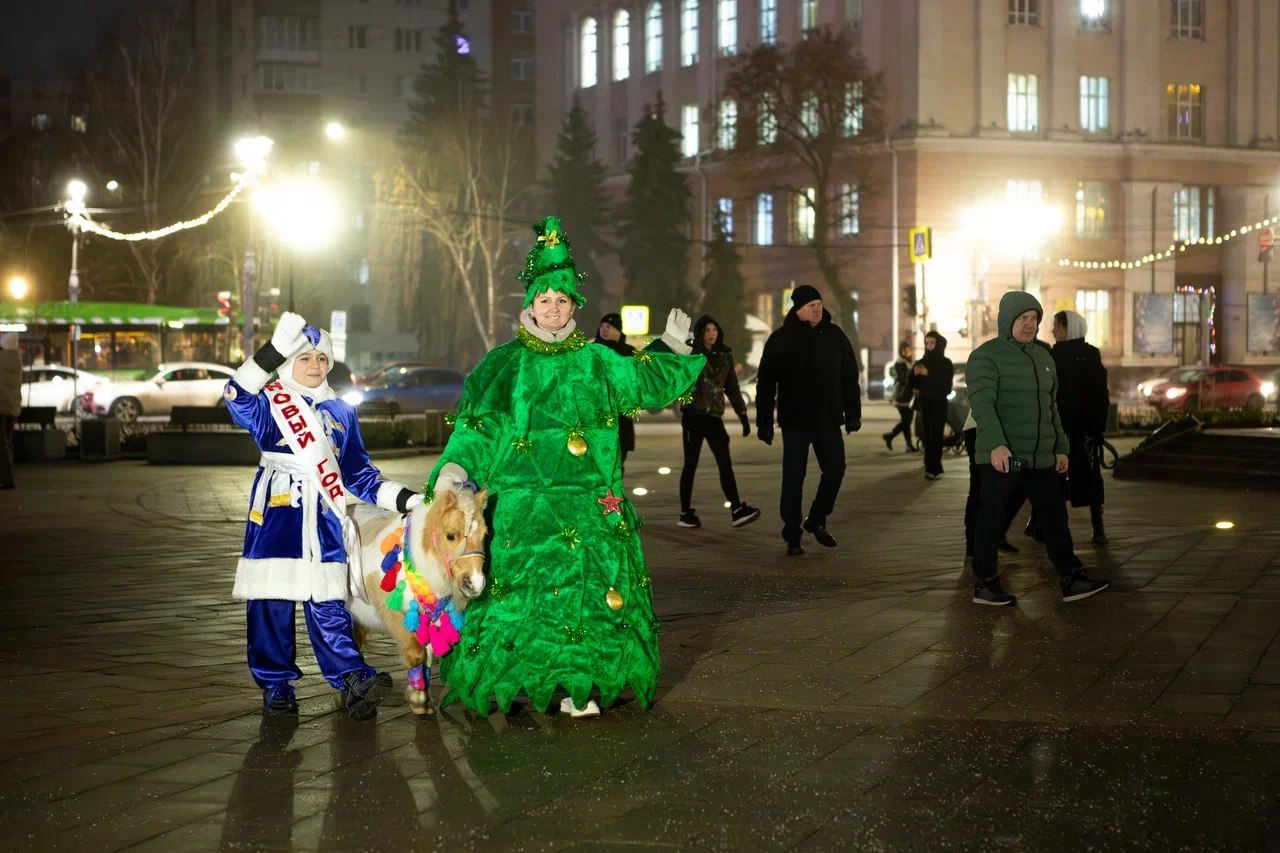 На Театральной площади Курска стартовала праздничная новогодняя программа для жителей и гостей города На Театральной площади Курска стартовала праздничная новогодняя программа для жителей и гостей города