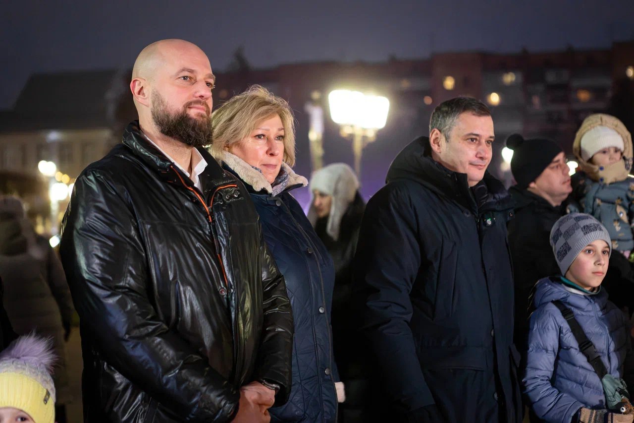 На Театральной площади Курска стартовала праздничная новогодняя программа для жителей и гостей города На Театральной площади Курска стартовала праздничная новогодняя программа для жителей и гостей города