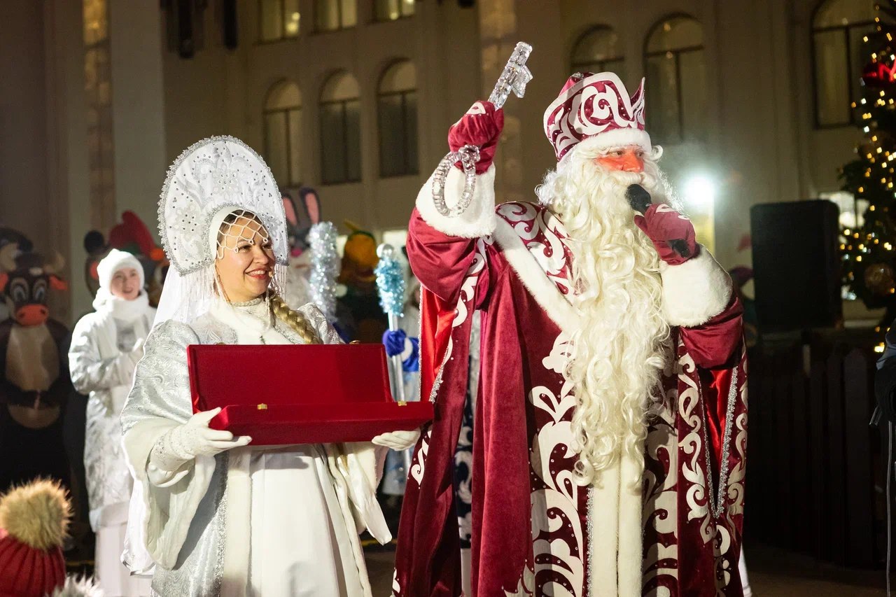 На Театральной площади Курска стартовала праздничная новогодняя программа для жителей и гостей города