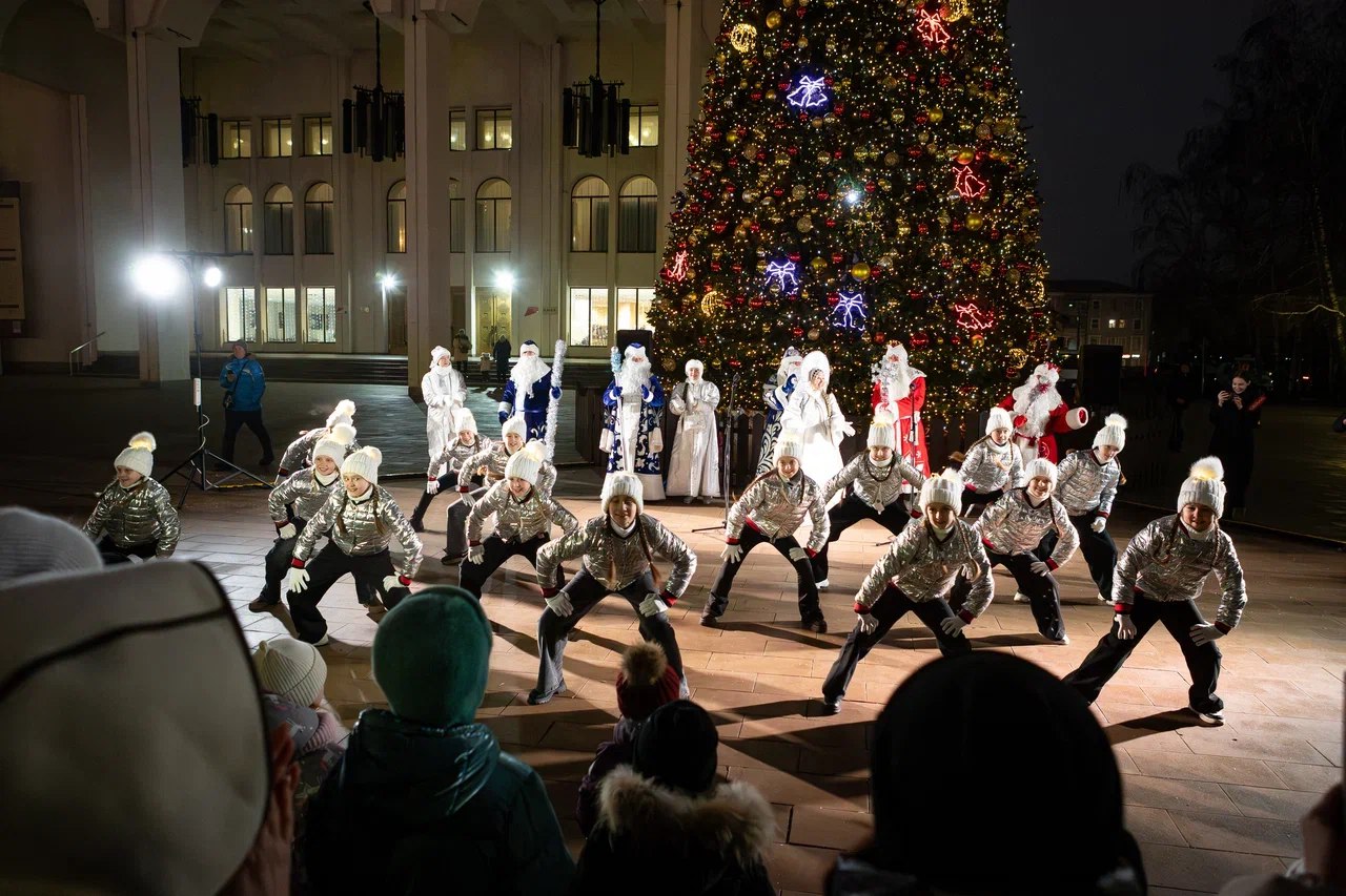 На Театральной площади Курска стартовала праздничная новогодняя программа для жителей и гостей города На Театральной площади Курска стартовала праздничная новогодняя программа для жителей и гостей города