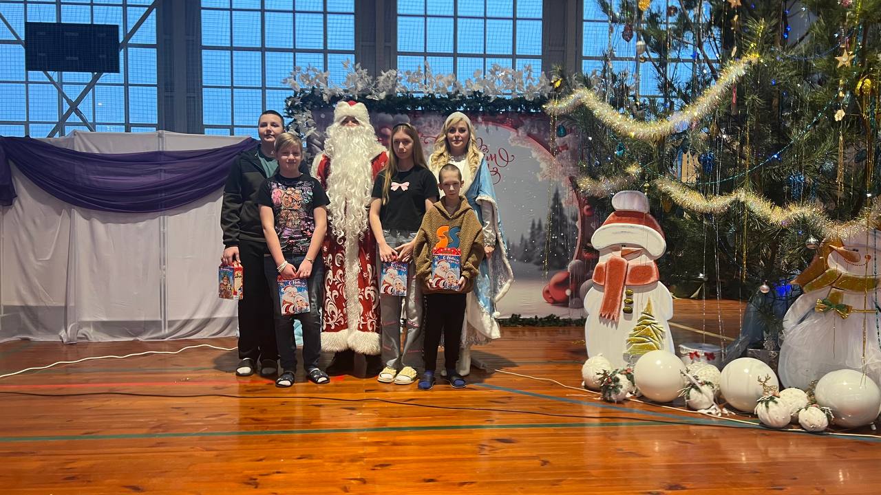 Сергей Цуканов: Совместно с коллегами, руководством администраций приграничных районов - Суджанского, Льговского, Кореневского, Беловского, Глушковского -поздравили с наступающим Новым годом и Рождеством Христовым жителей... Сергей Цуканов: Совместно с коллегами, руководством администраций приграничных районов - Суджанского, Льговского, Кореневского, Беловского, Глушковского -поздравили с наступающим Новым годом и Рождеством Христовым жителей...