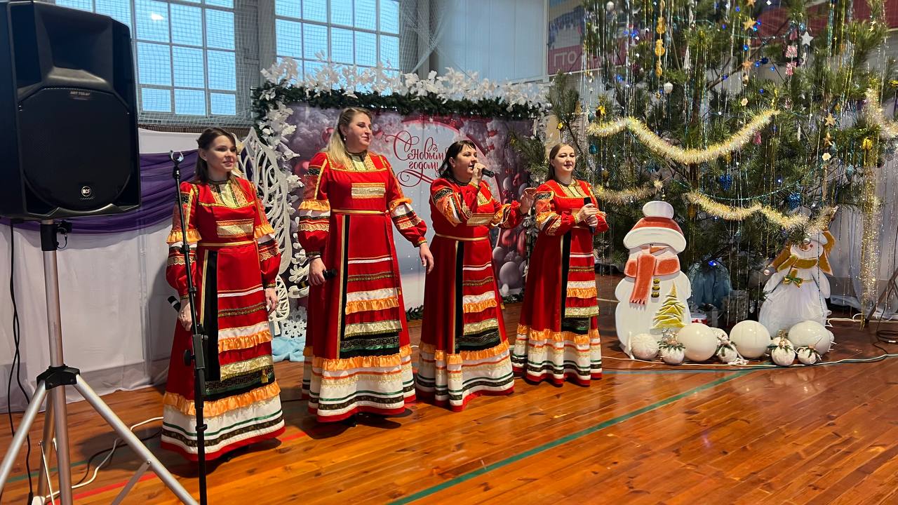 Сергей Цуканов: Совместно с коллегами, руководством администраций приграничных районов - Суджанского, Льговского, Кореневского, Беловского, Глушковского -поздравили с наступающим Новым годом и Рождеством Христовым жителей... Сергей Цуканов: Совместно с коллегами, руководством администраций приграничных районов - Суджанского, Льговского, Кореневского, Беловского, Глушковского -поздравили с наступающим Новым годом и Рождеством Христовым жителей...