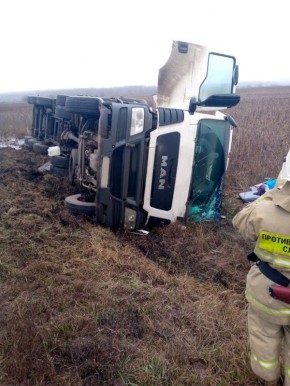В Курской области на скользкой трассе перевернулась фура