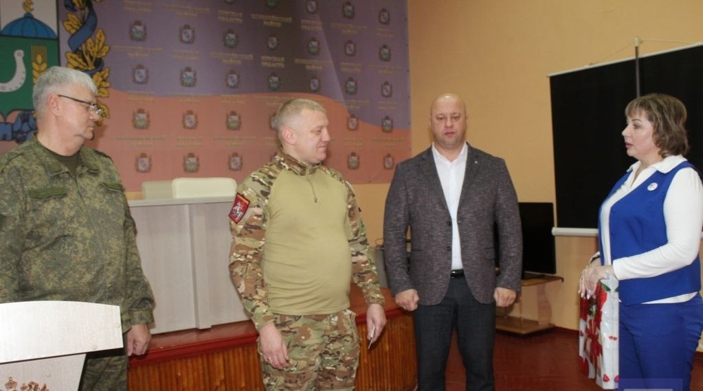 В Конышёвском районе прошло торжественное мероприятие глава Конышёвского района Дмитрий Александрович Новиков вручил Орден Мужества участнику специальной военной операции, ветерану боевых действий Андрею Афанасенко — нашему... В Конышёвском районе прошло торжественное мероприятие глава Конышёвского района Дмитрий Александрович Новиков вручил Орден Мужества участнику специальной военной операции, ветерану боевых действий Андрею Афанасенко — нашему...