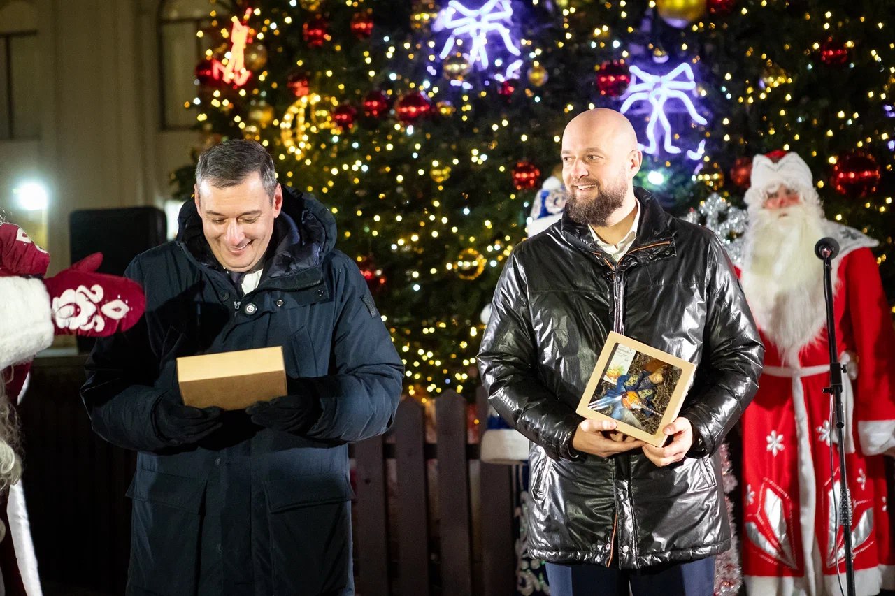 На Театральной площади Курска стартовала праздничная новогодняя программа для жителей и гостей города На Театральной площади Курска стартовала праздничная новогодняя программа для жителей и гостей города