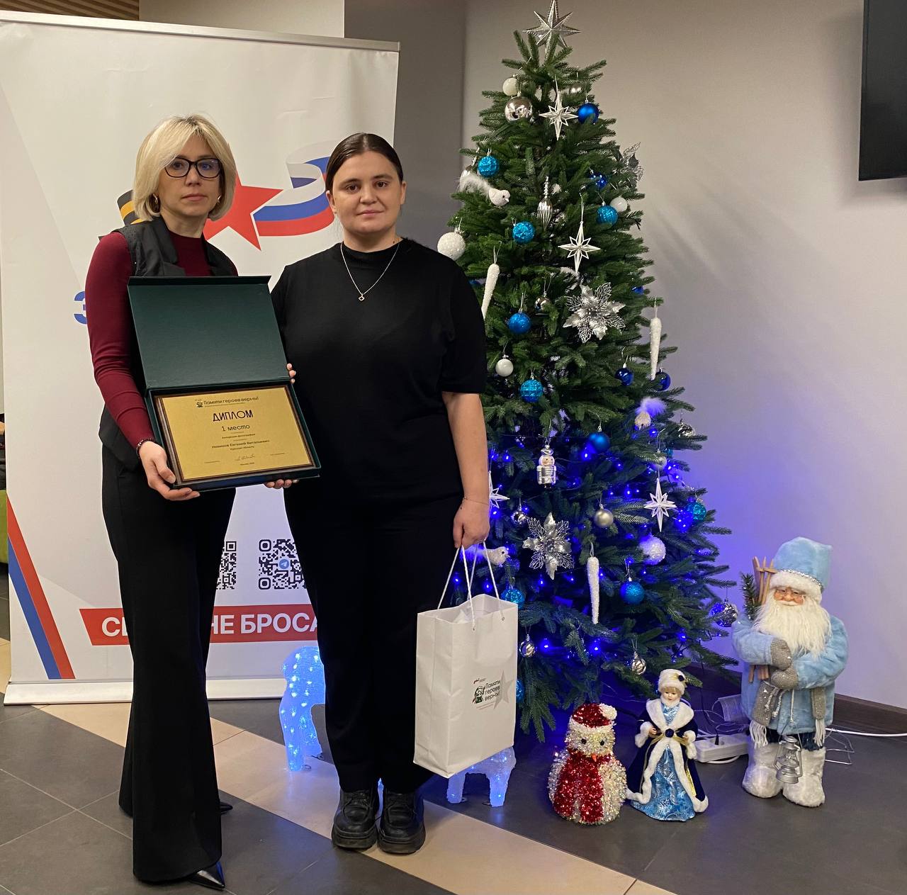 В филиале Фонда "Защитники Отечества" по Курской области вручена награда победителю Всероссийского конкурса творческих работ «Памяти героев верны!», организованного Фондом «Защитники Отечества» в партнерстве с Движением... В филиале Фонда "Защитники Отечества" по Курской области вручена награда победителю Всероссийского конкурса творческих работ «Памяти героев верны!», организованного Фондом «Защитники Отечества» в партнерстве с Движением...