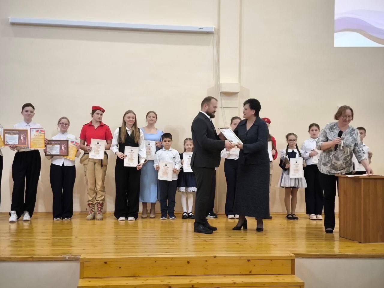 С участием единороссов в школе №53 Курска подвели итоги Года защитника Отечества С участием единороссов в школе №53 Курска подвели итоги Года защитника Отечества