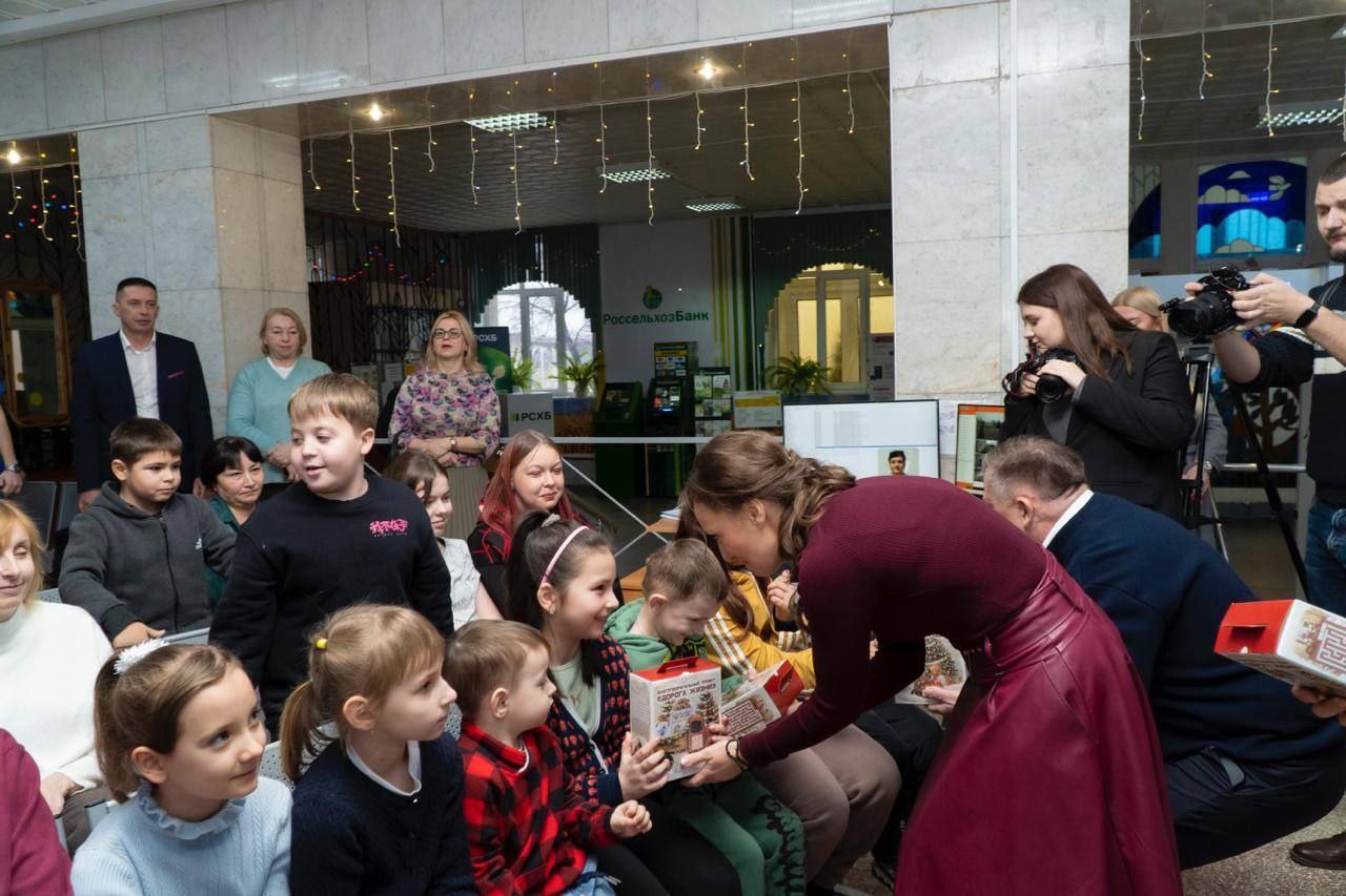 Анна Кузнецова: В пункте временного размещения в Курске передали семьям гуманитарную помощь, подарки и наградили волонтеров