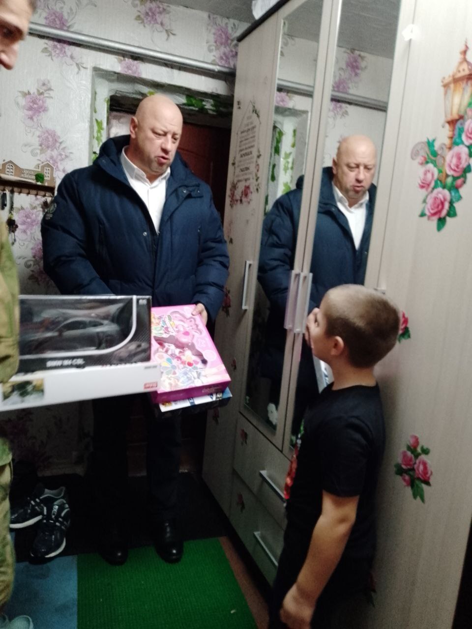 Глава Конышевского района Дмитрий Новиков вместе с представителем Ассоциации ветеранов СВО поздравил с Днём рождения семилетнего Николая - сына погибшего участника специальной военной операции Глава Конышевского района Дмитрий Новиков вместе с представителем Ассоциации ветеранов СВО поздравил с Днём рождения семилетнего Николая - сына погибшего участника специальной военной операции