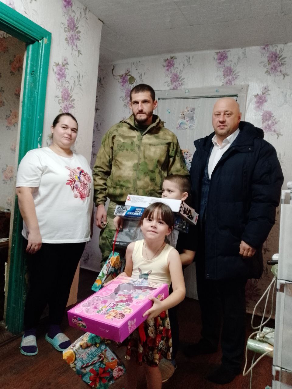 Глава Конышевского района Дмитрий Новиков вместе с представителем Ассоциации ветеранов СВО поздравил с Днём рождения семилетнего Николая - сына погибшего участника специальной военной операции