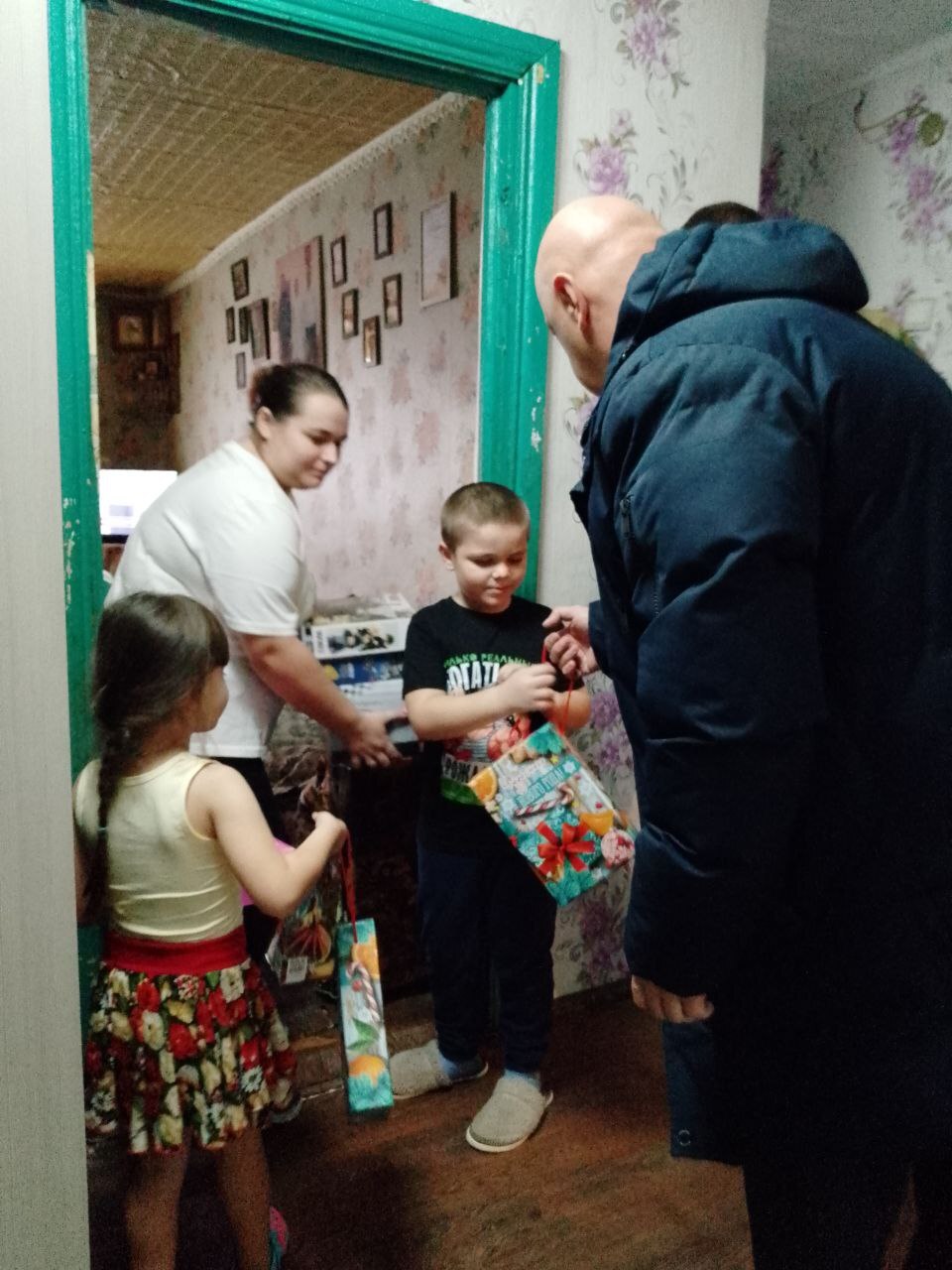 Глава Конышевского района Дмитрий Новиков вместе с представителем Ассоциации ветеранов СВО поздравил с Днём рождения семилетнего Николая - сына погибшего участника специальной военной операции Глава Конышевского района Дмитрий Новиков вместе с представителем Ассоциации ветеранов СВО поздравил с Днём рождения семилетнего Николая - сына погибшего участника специальной военной операции