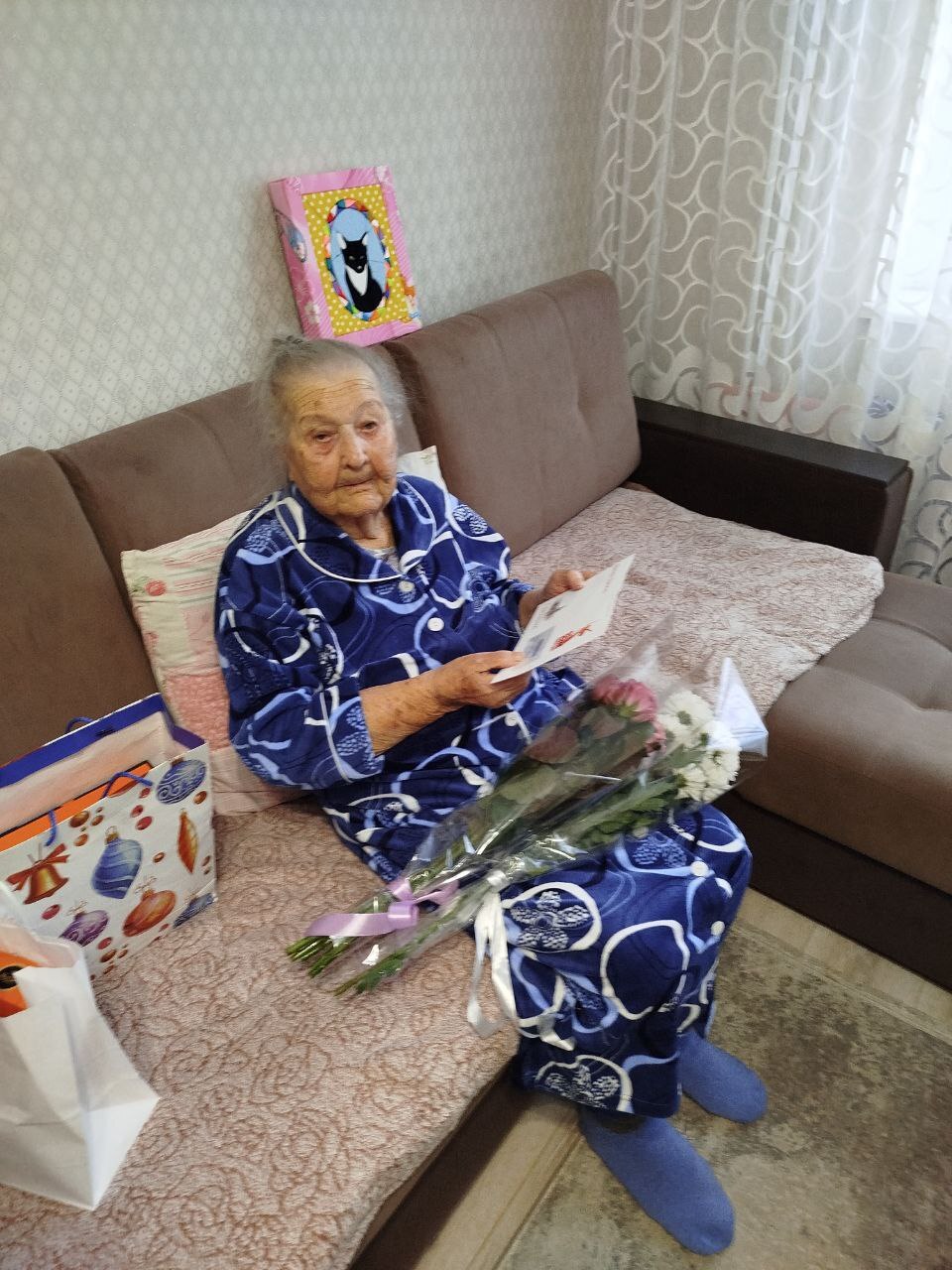 123Вековая история. Поздравительные письма со столетием от Президента РФ и главы Курска Елене Васильевне Казаковой вручил председатель комитета социальной защиты города Сергей Брежнев