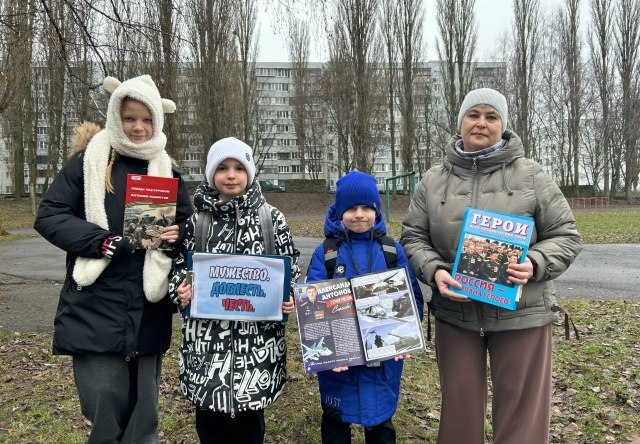 Сотрудники Центральной детской библиотеки провели акцию «Мужество. Доблесть. Честь», посвящённую Году защитника Отечества и 80-летию Победы в Великой Отечественной войне Сотрудники Центральной детской библиотеки провели акцию «Мужество. Доблесть. Честь», посвящённую Году защитника Отечества и 80-летию Победы в Великой Отечественной войне