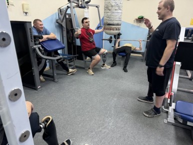 В Курске на базе ледового катка «Айс» (улица Веспремская, 7) проходят регулярные тренировки ветеранов по слэдж-хоккею - одному из самых динамичных и вдохновляющих видов адаптивного спорта