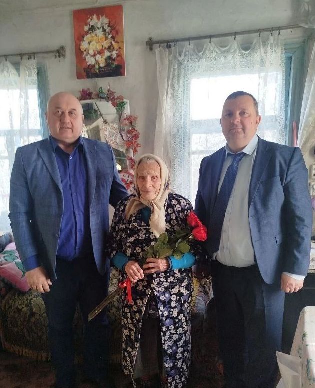 Сергей Ливенцев: В преддверии Нового года совместно с Главой Старогородского сельсовета Юрием Егоровичем Никольниковым навестили Валентину Николаевну Апурину, единственного участника Великой Отечественной войны, проживающего...