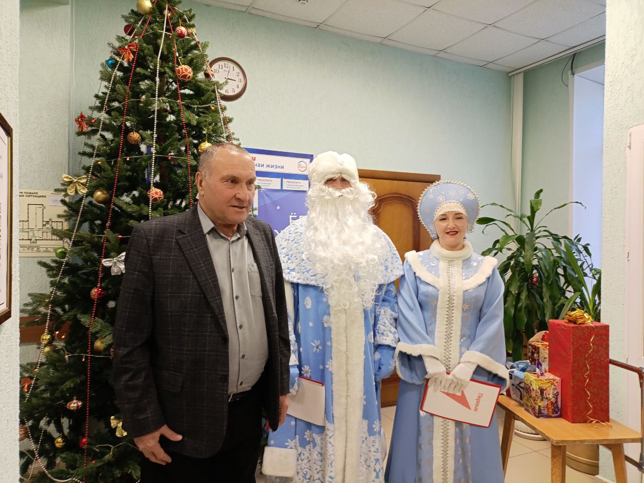 Михаил Игнатов: Совсем недавно я вместе с коллегами снимал шары с «Ёлки желания», и вот сегодня мы уже исполняем мечты детей, чьи шары были сняты